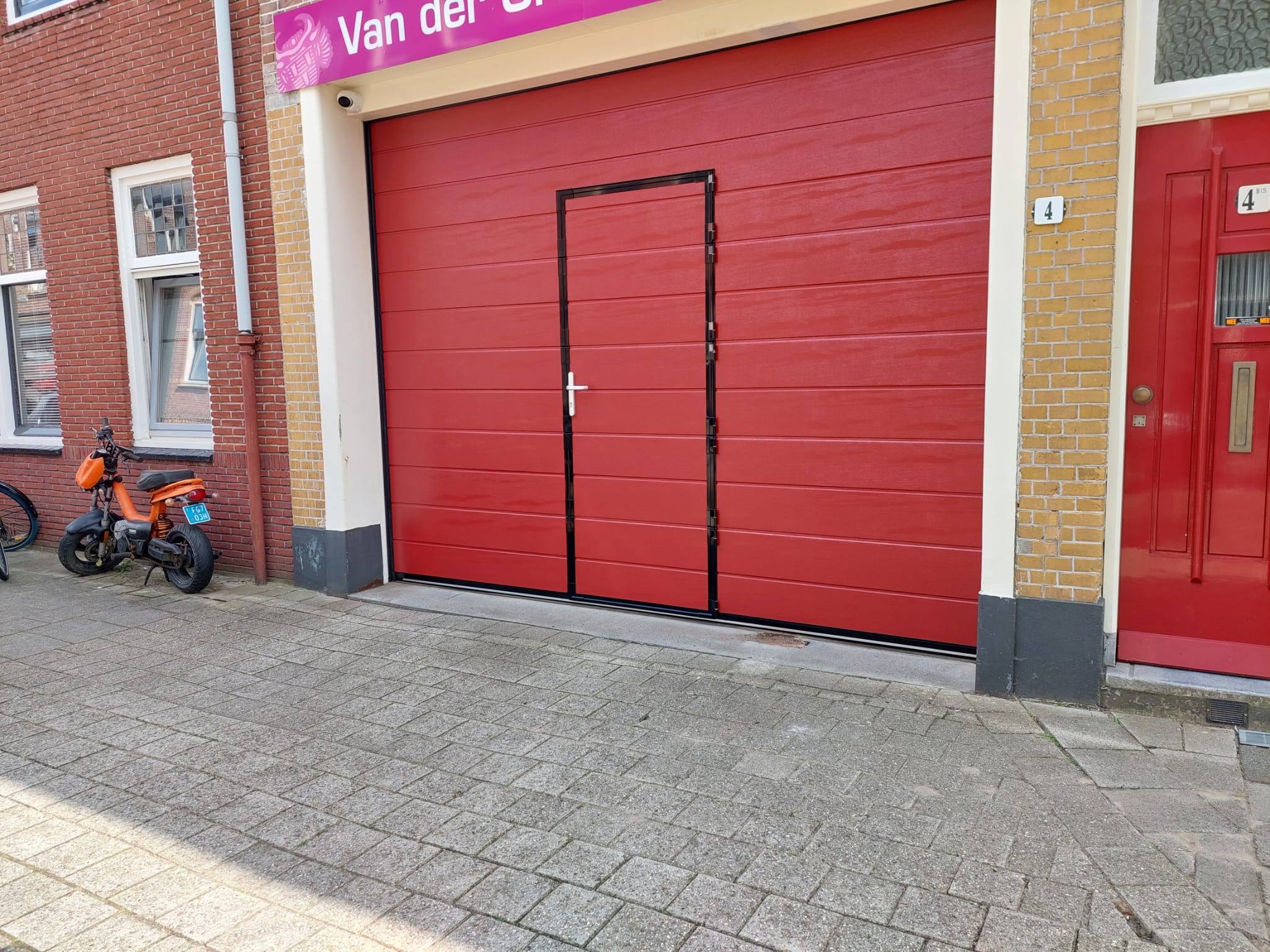 loopdeur ineen overheaddeur gemonteerd door Ton Smit Deuren