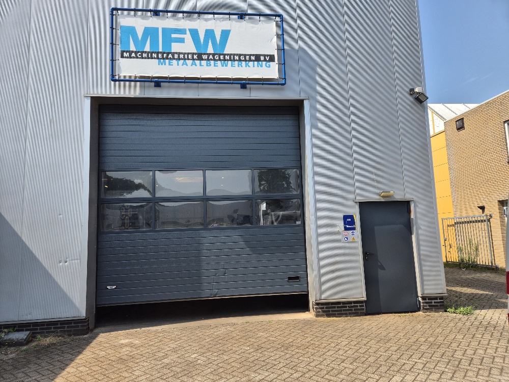 overheaddeur met glassectie gespoten