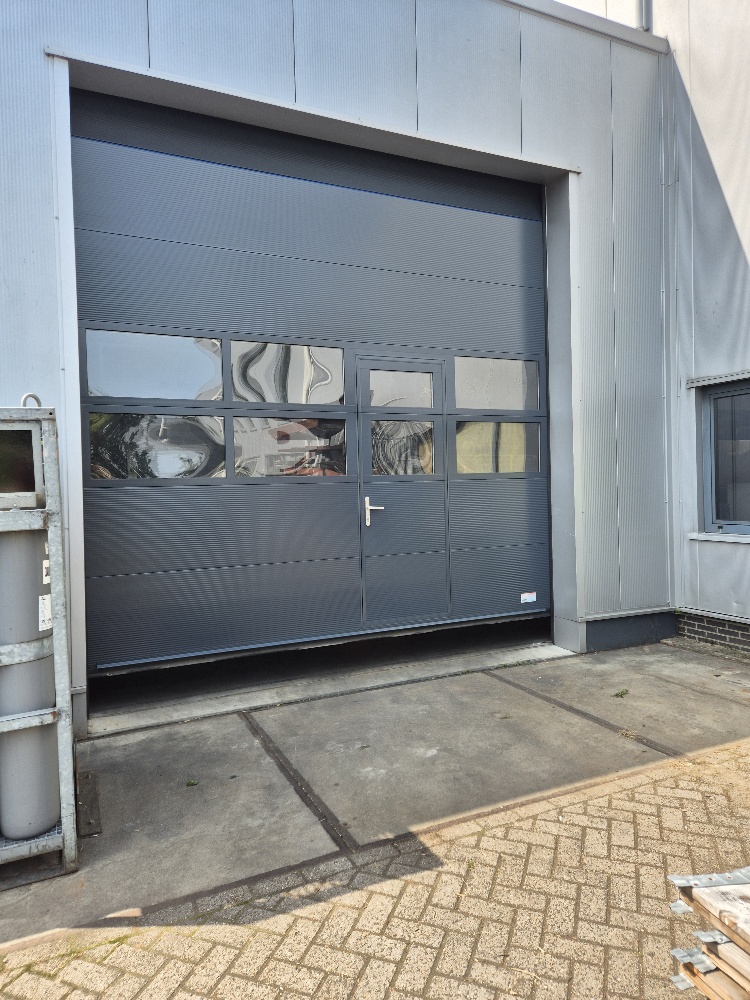 overheaddeur voorzien van een nieuwe verflaag