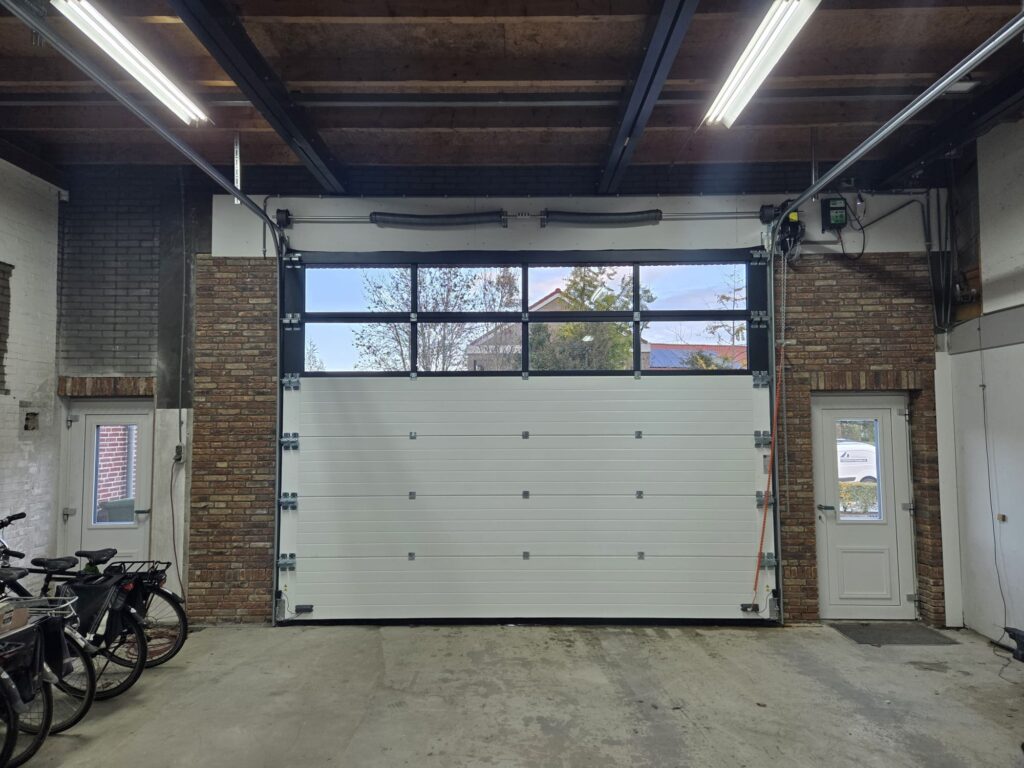 Overheaddeur met glassectie in Smoke glas uitgevoerd