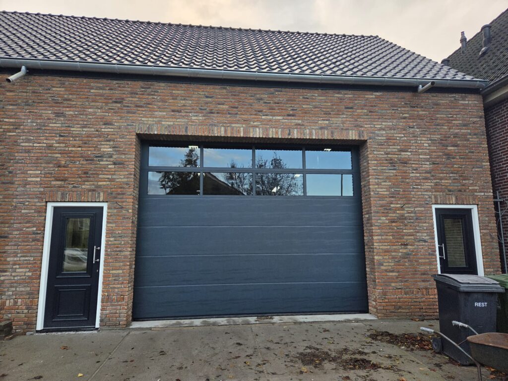 Overheaddeur woodgrain Plano in mat fijnstructuur