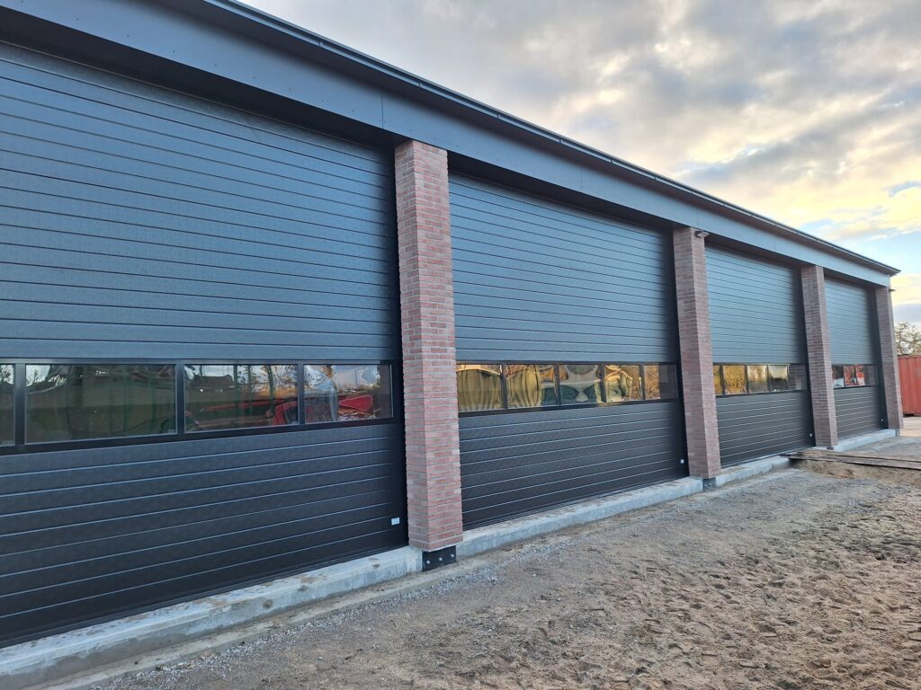 4 x overheaddeuren met een volglaspaneel gemonteerd door Ton Smit Deuren in een bedrijfspand