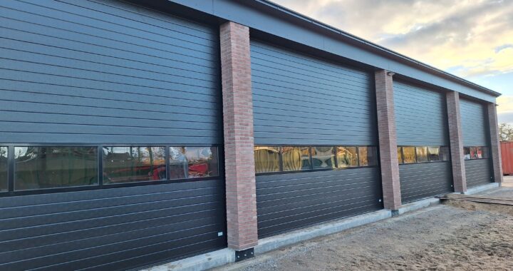 4 overheaddeuren met een volglaspaneel gemonteerd door Ton Smit Deuren