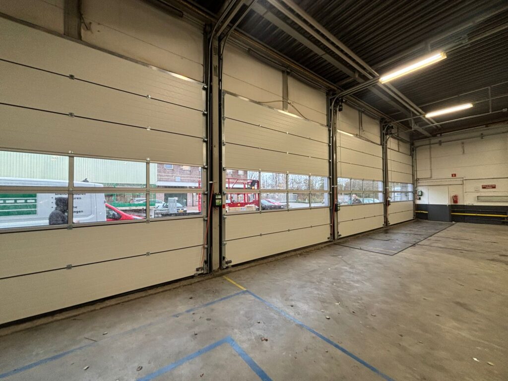 Binnenzijde overheaddeuren met glas gemonteerd in Katwijk.