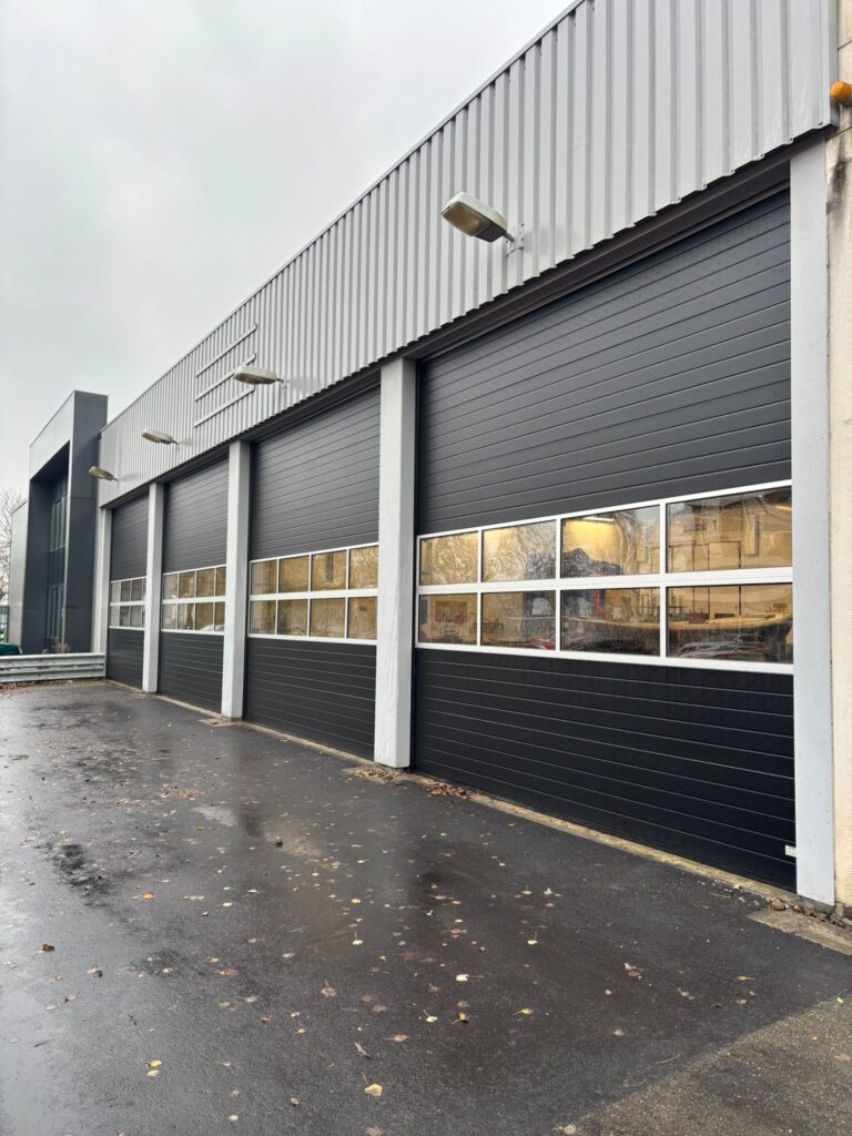 Overheaddeuren met glas professioneel gemonteerd in Katwijk.