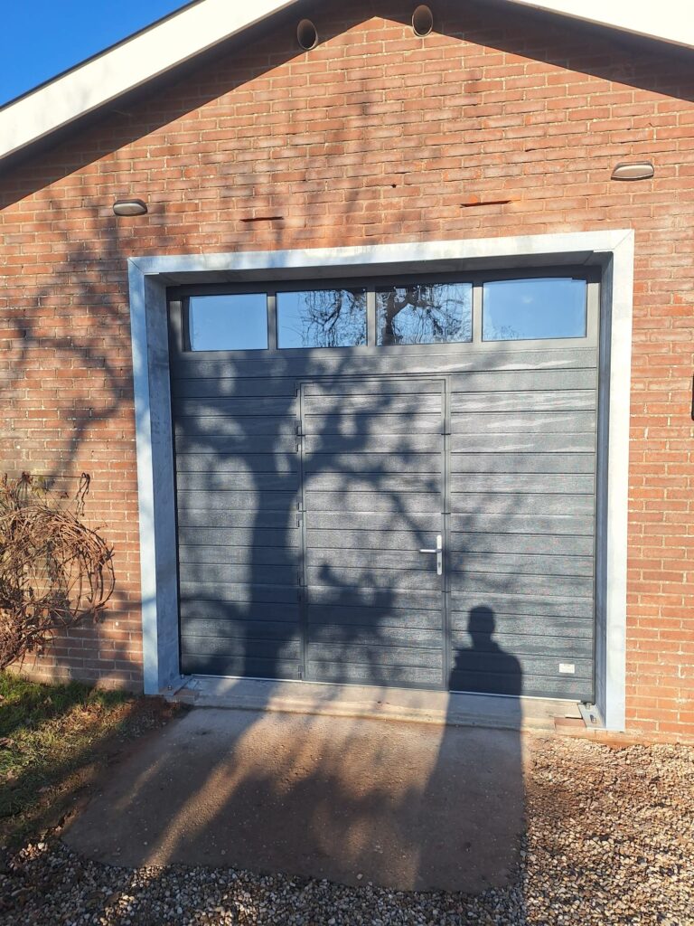 Sectionaaldeur woodgrain plancha met loopdeur Ton Smit Deuren