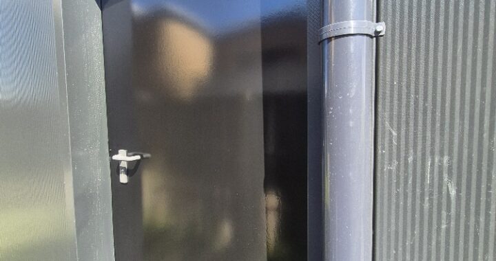 loopdeur op locatie in zwart RAL 9005 gespoten