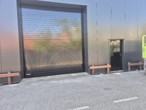 overheaddeur gespoten op locatie in zwart RAL 9005