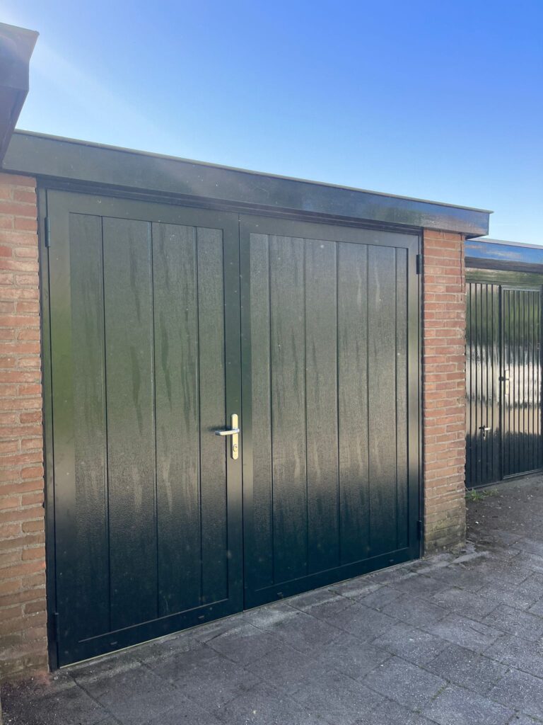 Woodgrain Ligna openslaande garagedeuren gemonteerd door Ton Smit Deuren
