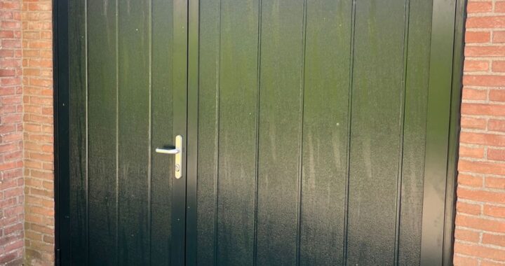 Openslaande garagedeuren Woodgrain Ligna in Woerden – stijlvol en duurzaam